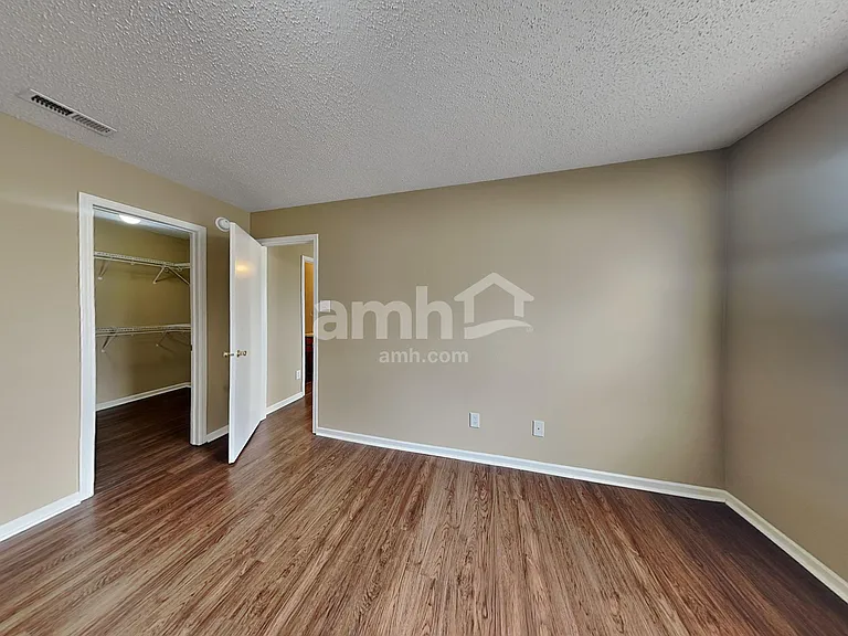 5627 N Plymouth Ct — Photo 21