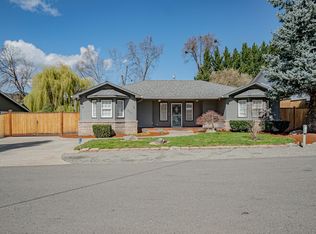 307 4th St, Rogue River, OR 97537