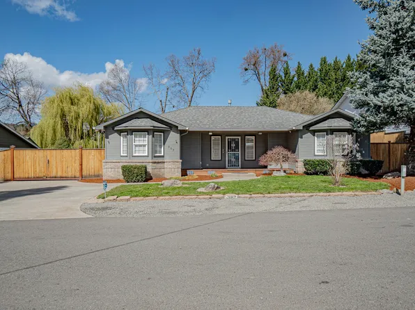 307 4th St, Rogue River, OR 97537