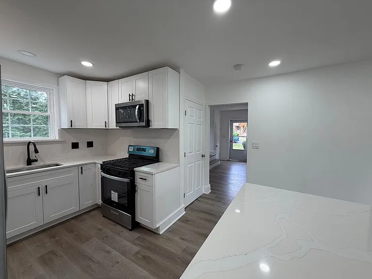 139 Lee Ave NE — Photo 2