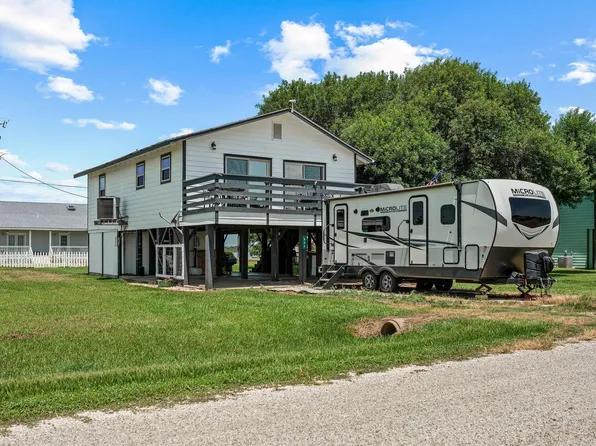 654 Calumet Dr, Palacios, TX 77465
