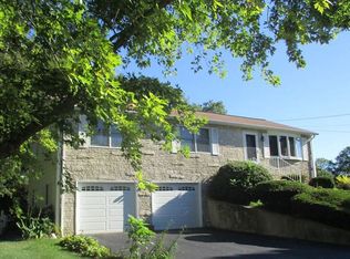 3 Longfellow Dr, Coventry, RI 02816