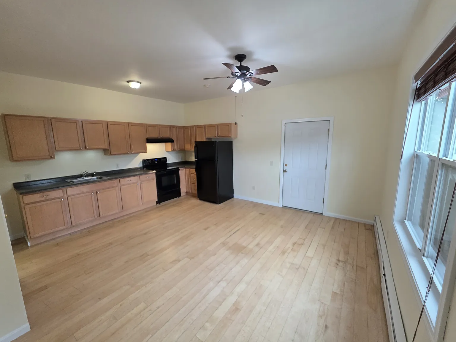  360 River St 1stFlr 1B/1B Spacious FreshPaint Hardwood PetsOK Laundry — Photo 2