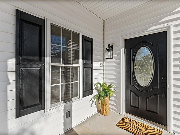 4th image of 300 Wyndhurst Dr