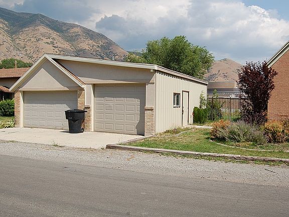 1,008 sq.ft. detached garage