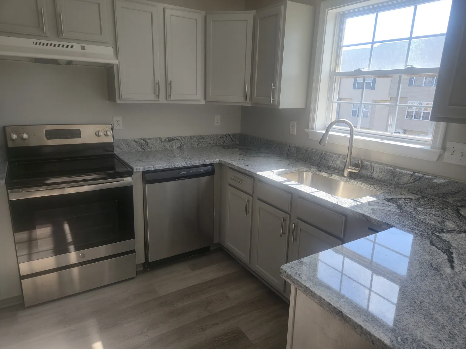 4 bed, 2400 sqft, $1,700 — Photo 3