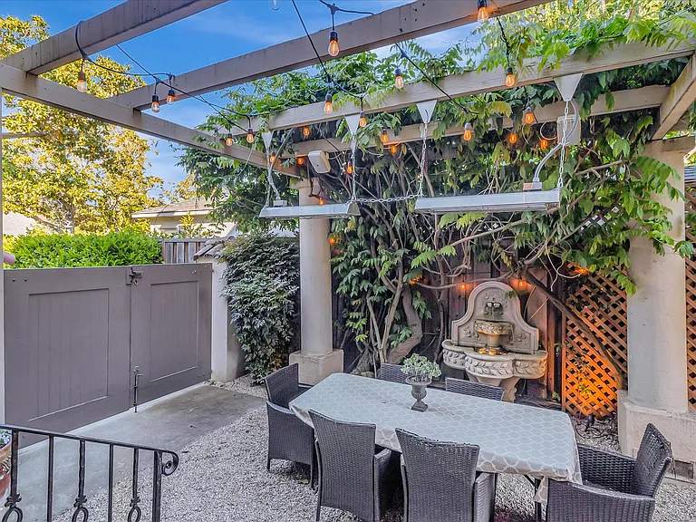 1568 Mariposa Ave — Photo 45