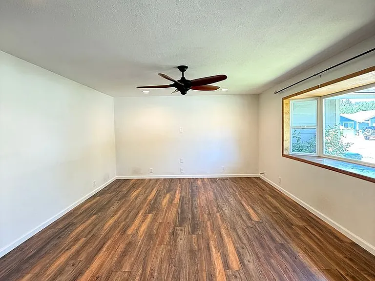 112 Hickory Dr — Photo 2