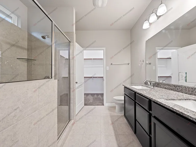 625 Oxford Ln — Photo 3