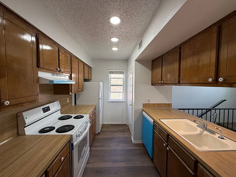 313 Innsdale Ter — Photo 16