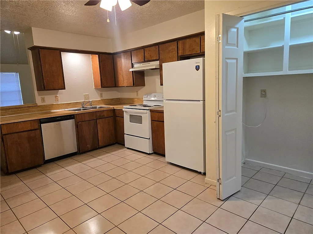 4 bed, 1860 sqft, $975 — Photo 3