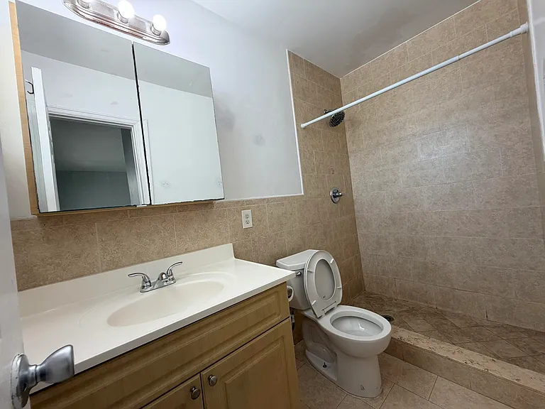 915 NE 8th St #104 — Photo 12