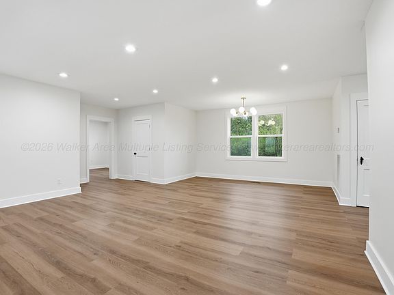 4th image of 600 E Ridgewood Rd