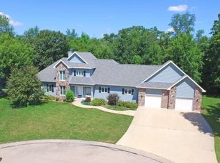 724 Sunset Ct, Waupaca, WI 54981