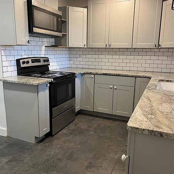 903 W 8th St — Photo 8