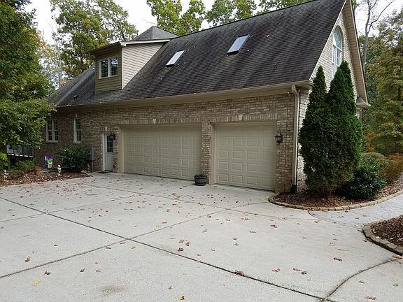 LARGE 3 CAR GARAGE