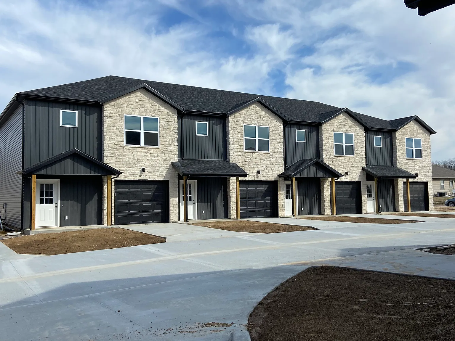 3 bed, 2.5 bath, 1310 sqft, $1,325 — Photo 1