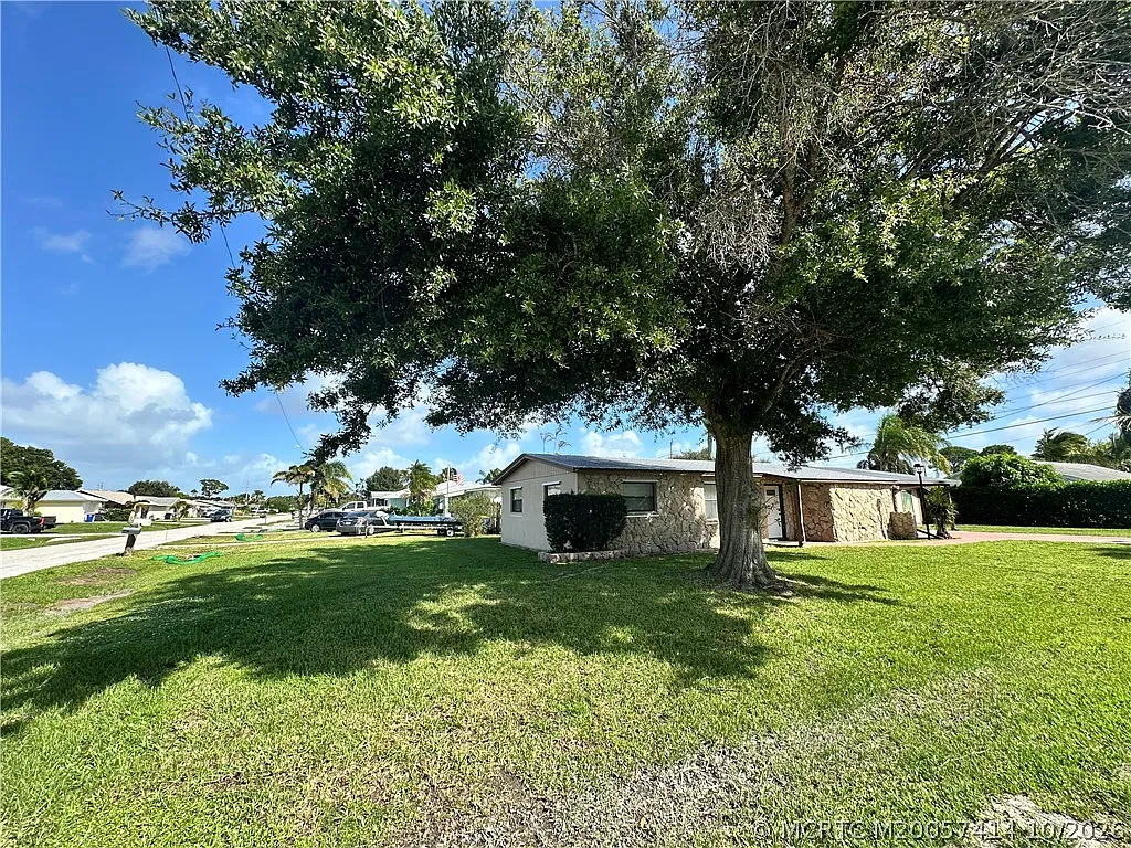 3 bed, 1.0 bath, 1300 sqft, $2,400 — Photo 2