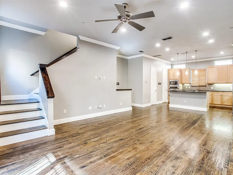 2411 N Hall St #20 — Photo 9