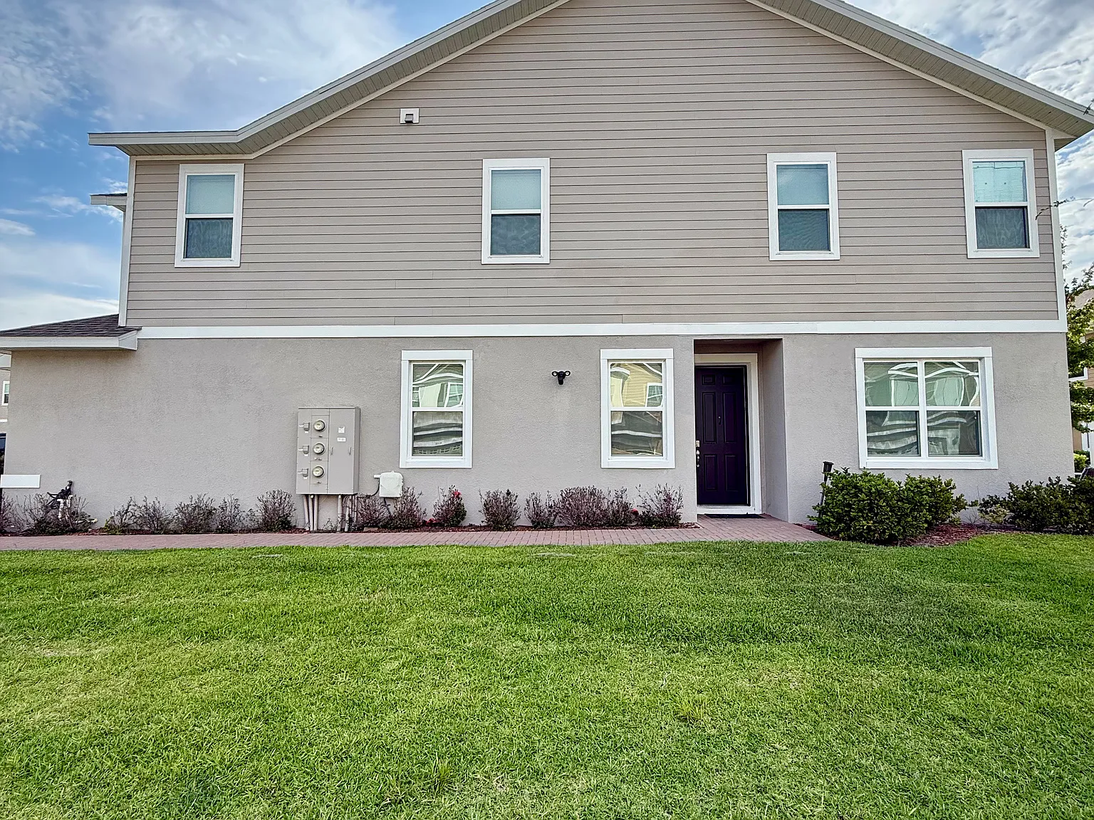 3 bed, 2.5 bath, 1703 sqft, $2,350 — Photo 2