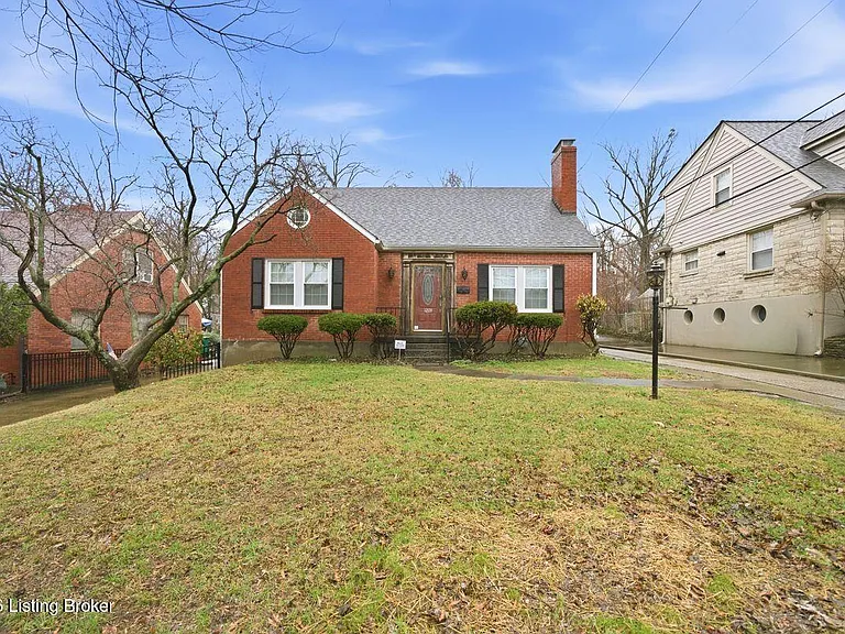 1209 Valley Dr — Photo 2