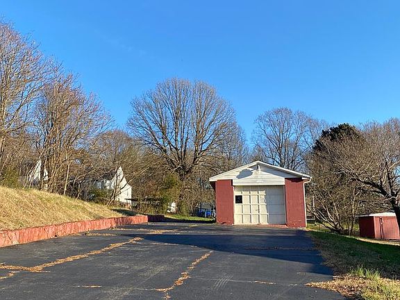 4th image of 1035 Oak St