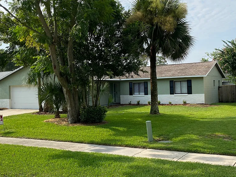 1414 Dexter Dr N — Photo 1