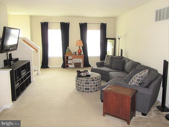 5th image of 524 Jacobsen Dr