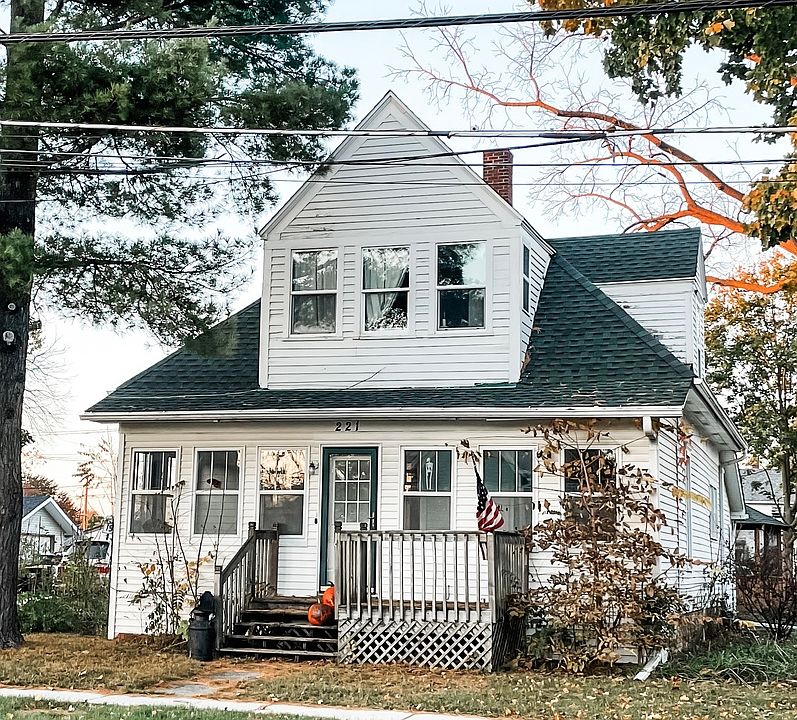 1st image of 221 E Main St