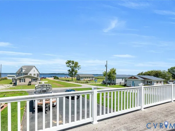 111 Marine Dr, Dunnsville, VA 22454