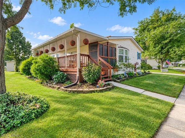 78 Periwinkle Dr, Olmsted Falls, OH 44138