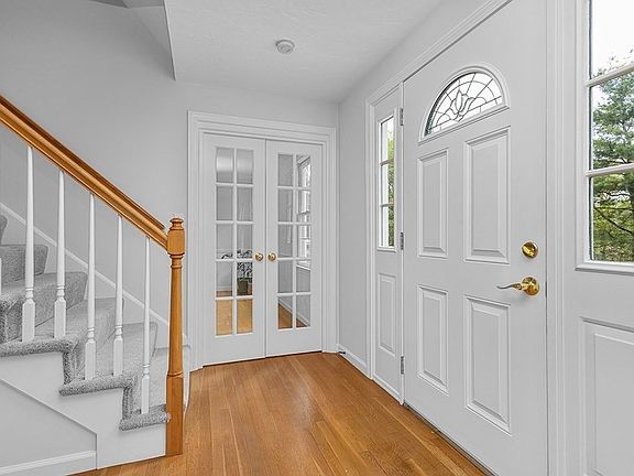3rd image of 8 Autumn Ln