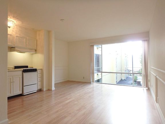 4th image of 2300 Pacific Ave #202