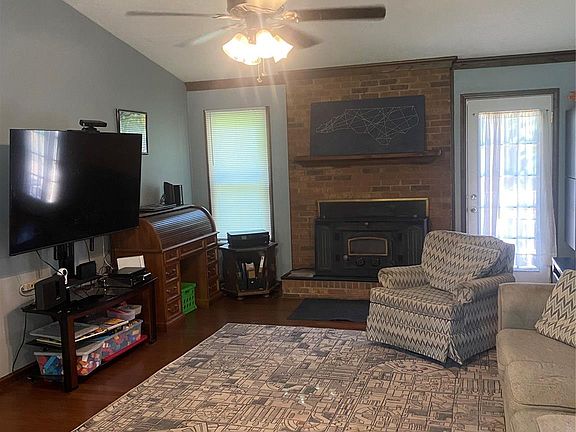 4th image of 4901 Oakwood Cir #13
