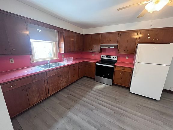 3rd image of 210 N Main St APT C