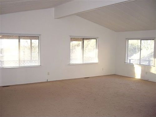 Living room w/lakeview