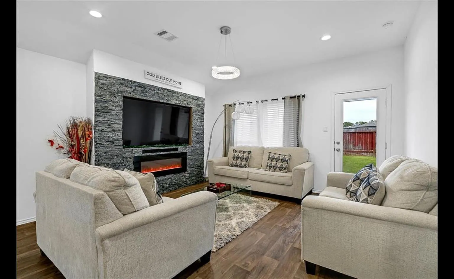 3 bed, 2.0 bath, 1530 sqft, $1,900 — Photo 3