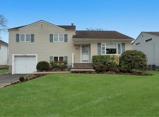 14 Circle Dr, Syosset, NY 11791