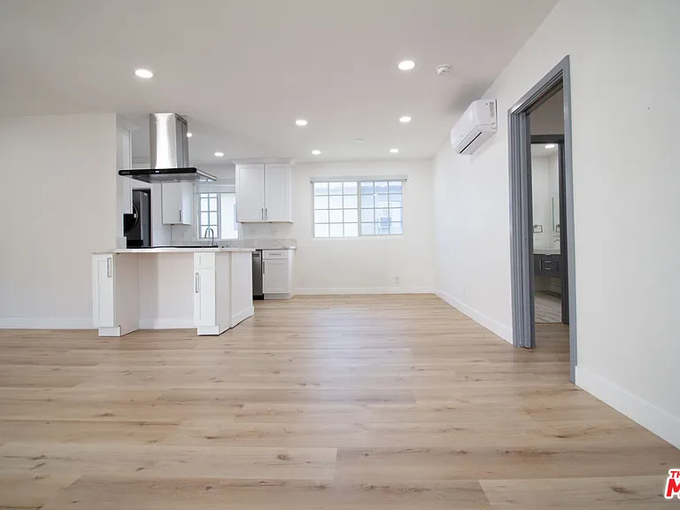 835 S Sherbourne Dr #9 — Photo 1