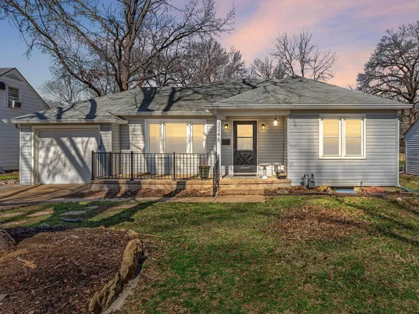 3246 SW Sena Dr, Topeka, KS 66604