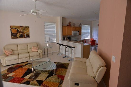 HR5P456HC-family-room-and-kitchen