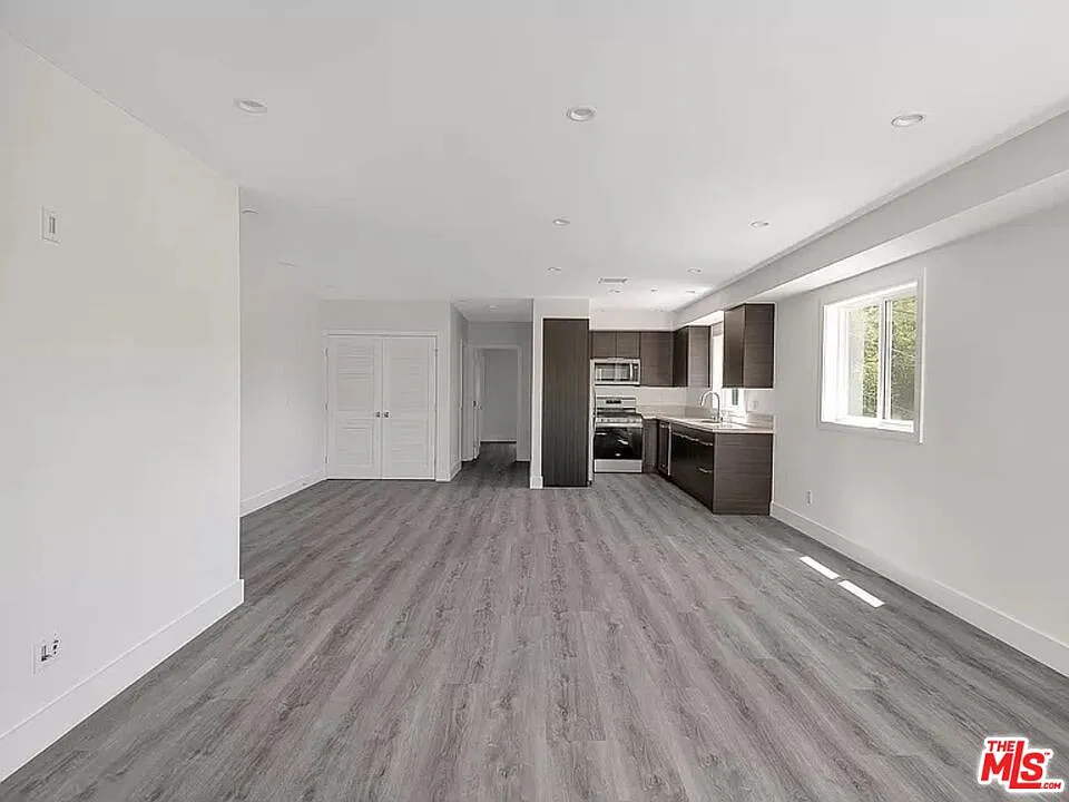 3 bed, 3.5 bath, 2000 sqft, $4,200 — Photo 2