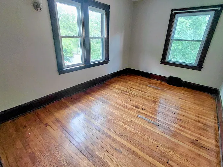 697 Crosby St — Photo 9