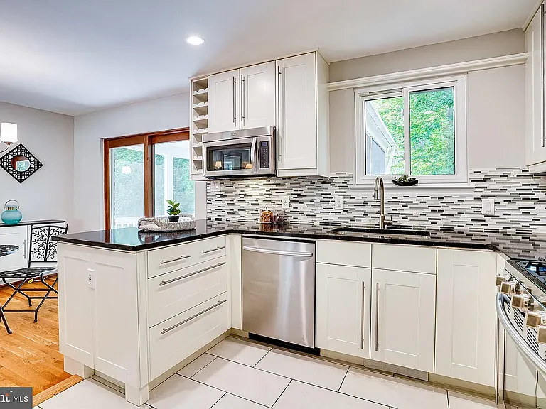 8475 Thames St — Photo 9