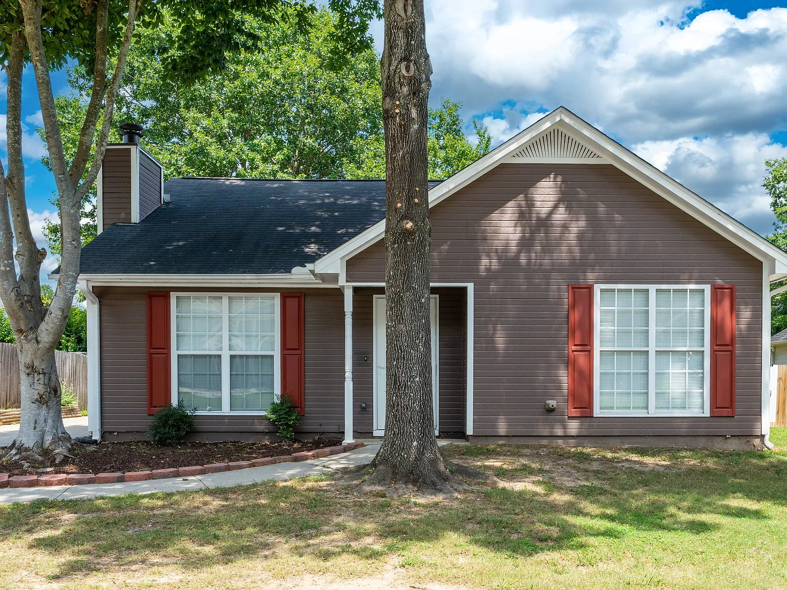 3 bed, 1289 sqft, $1,945 — Photo 1