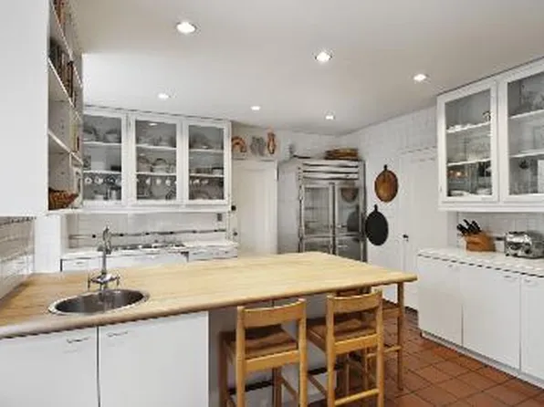 439 East 51st Street image 1 of 7