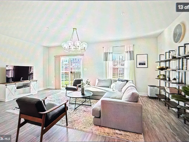 1044 Rosecroft Ln — Photo 1