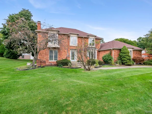5460 Walnut Knoll Ct, West Bloomfield, MI 48323