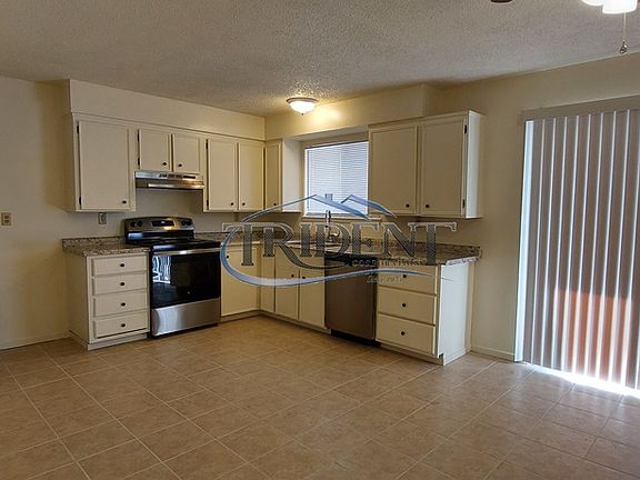 3rd image of 1881 Park Cir