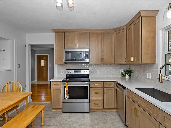 5th image of 240 Bel Aire Dr